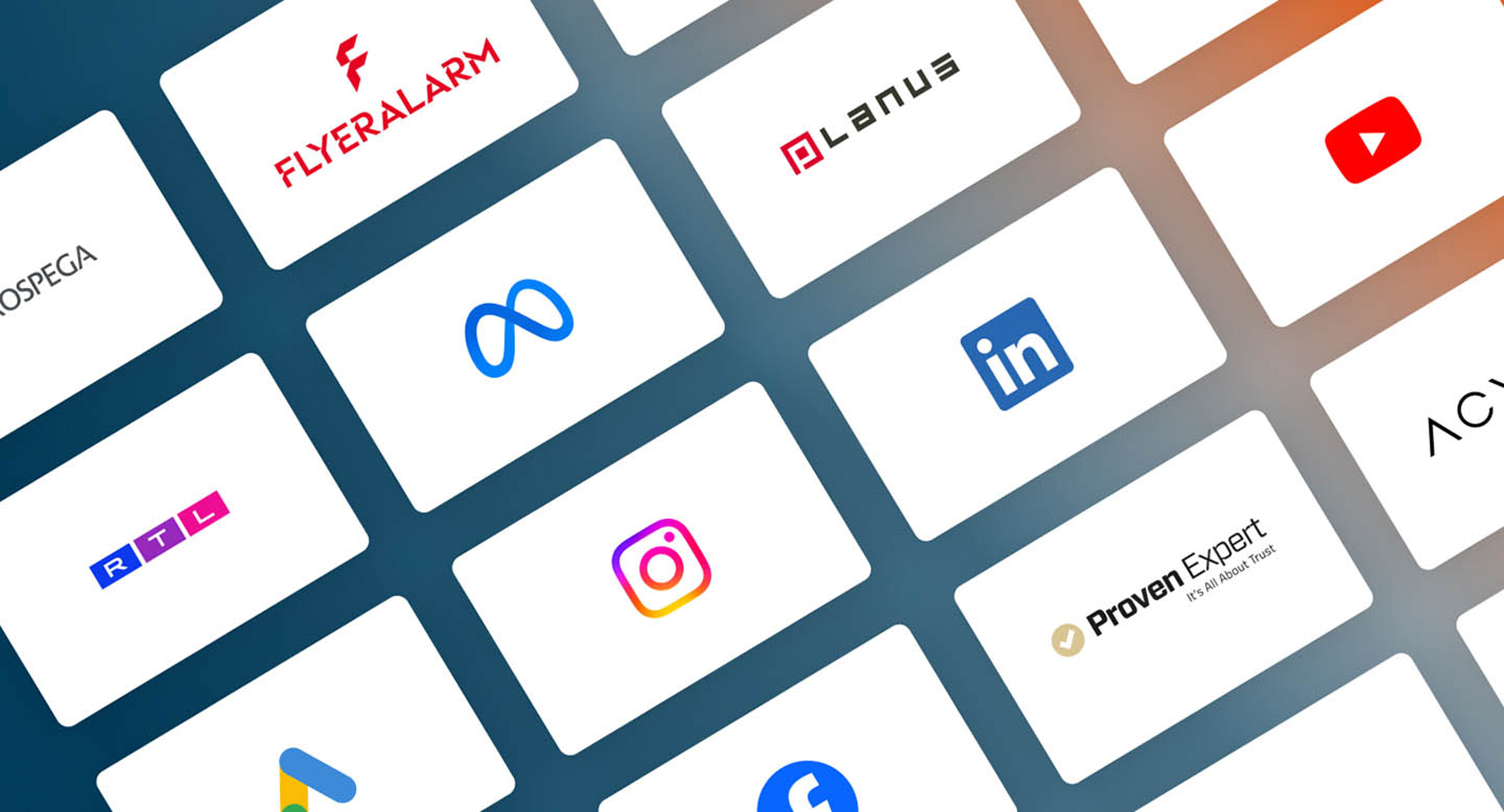 Logos eingebundener Kanäle wie Meta, Instagram, LinkedIn, PLANUS, ProvenExpert und FLYERALARM auf blauem Hintergrund